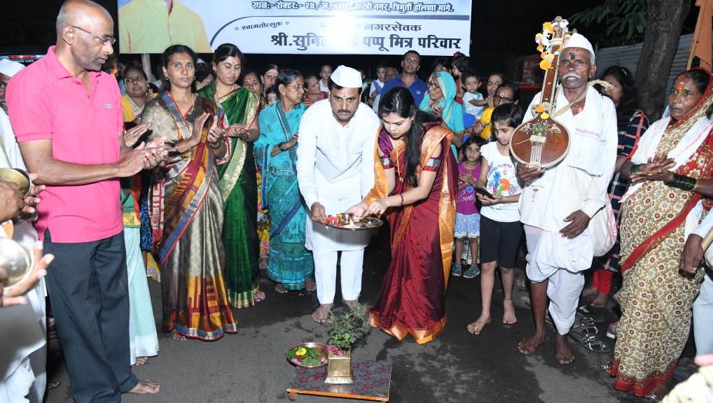 युवा नेते निहाल पानसरे व स्वीकृत नगरसदस्य सुनील कदम यांच्या वतीने महाप्रसादाचे वाटप