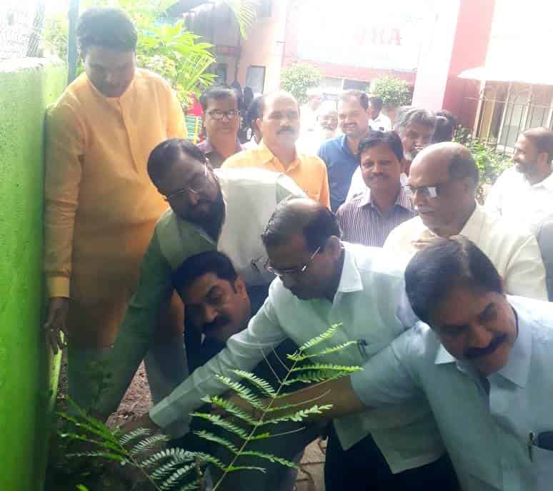 शौर्य प्रतिष्ठान व प्रबोधन प्रतिष्ठानच्या वतीने गुणवंत विद्यार्थी सत्कार व वृक्षारोपण
