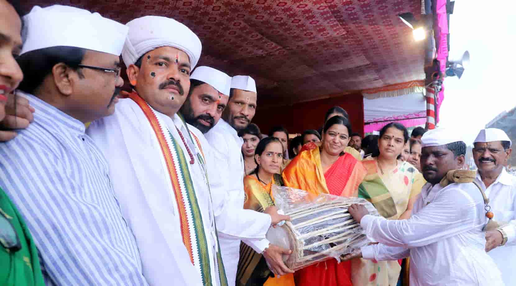 हरीनामाचा गजर व टाळ मृदुंगाच्या साथीत, संत तुकाराम महाराजांच्या पालखीचे शहरात आगमन