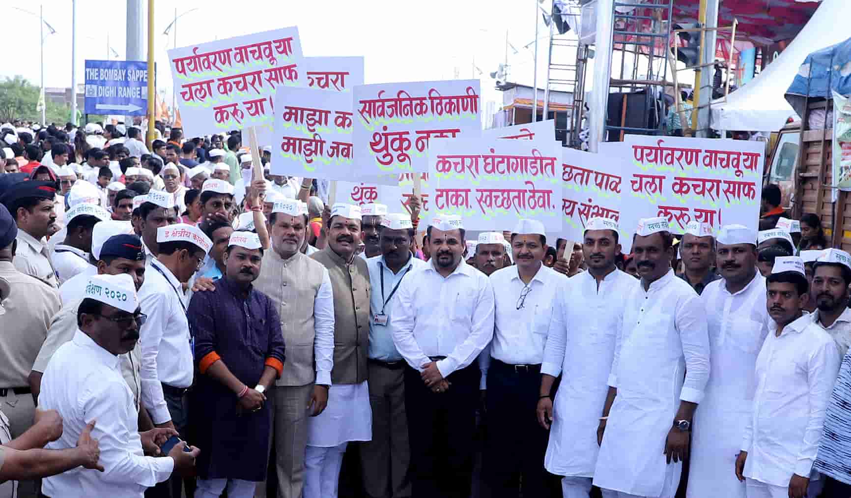 माउलींच्या वारीत आरोग्य विभागाच्या दिंडीने केली जनजागृती