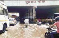 भूमकर चौकात ड्रेनेज तुंबल्याने सर्व मैलामिश्रीत पाणी पुलाखाली साचले