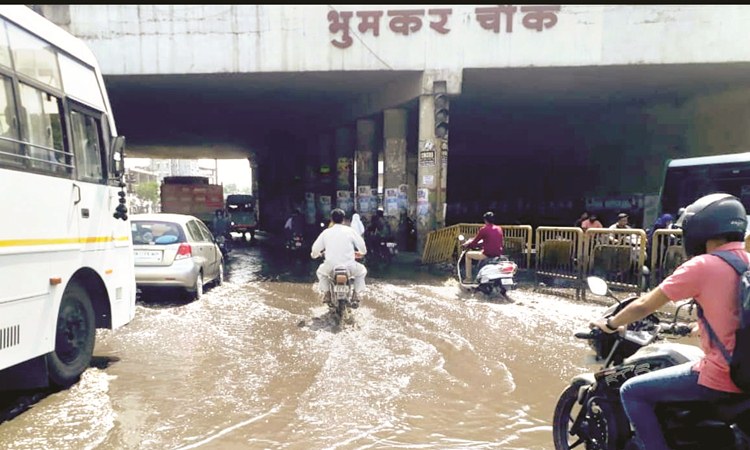 भूमकर चौकात ड्रेनेज तुंबल्याने सर्व मैलामिश्रीत पाणी पुलाखाली साचले