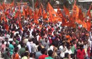 विश्व हिंदू परिषदेच्या वतीने आयोजित शोभायात्रेत मुलींच्या हातात एयर गण आणि तलवारी