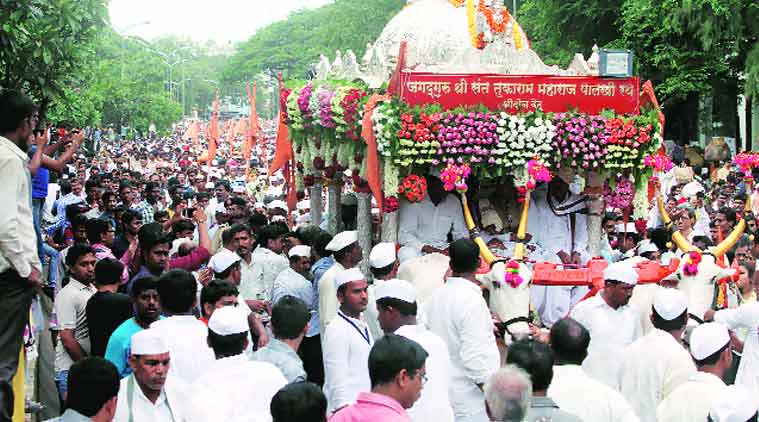 वारीतील दिंडीप्रमुखांना भेटवस्तू देण्यास सत्ताधारी असमर्थ; तर, राष्ट्रवादी मानधनातून देणार भेटवस्तू 