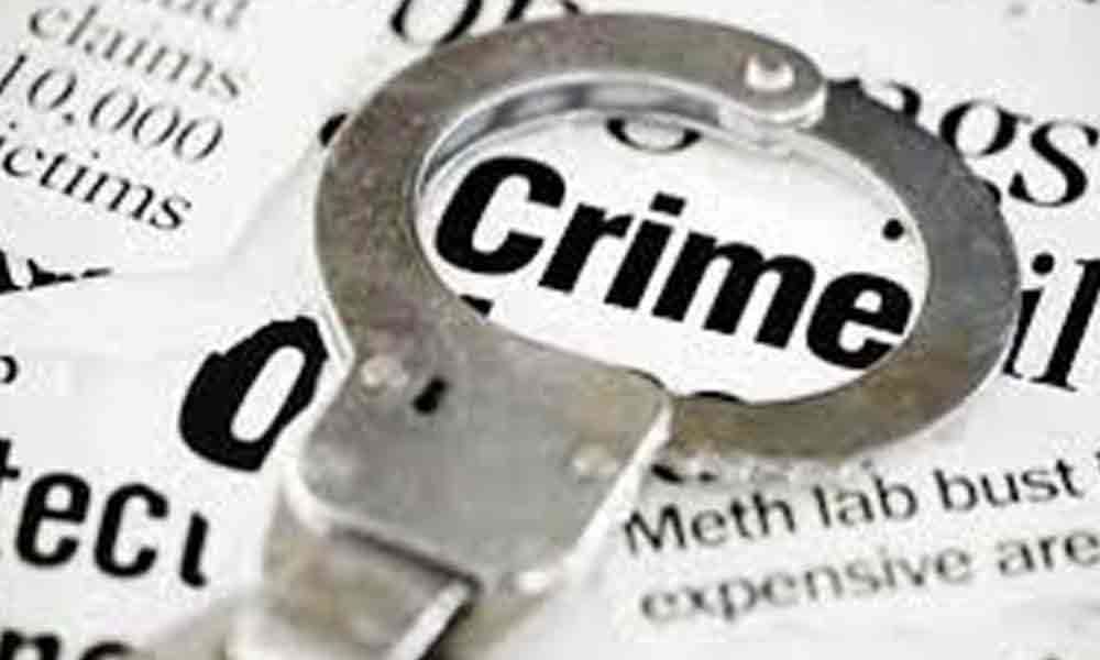 'आमची गाडी अडविण्याची तुझी लायकी नाही; वाहतूक पोलिसाला शिवीगाळ व धक्‍काबुक्‍की