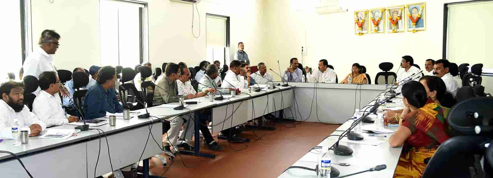 नगरसेवकांच्या सूचना विचारात घेऊनच अधिकाऱ्यांनी कामे करावीत - महापौर राहुल जाधव