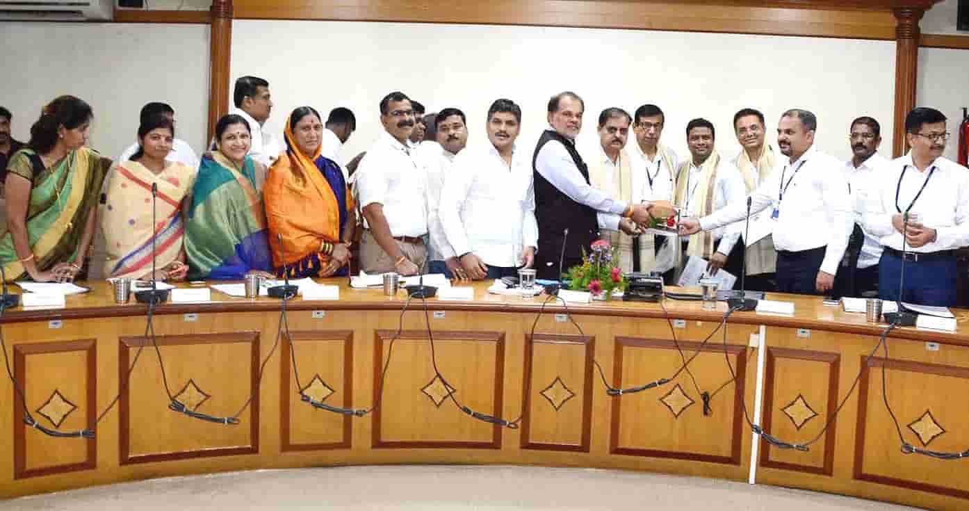 रेकॉर्डब्रेक उत्पन्नाबद्दल बांधकाम परवानगी व करसंकलन विभागाच्या प्रमुखांचा सत्कार