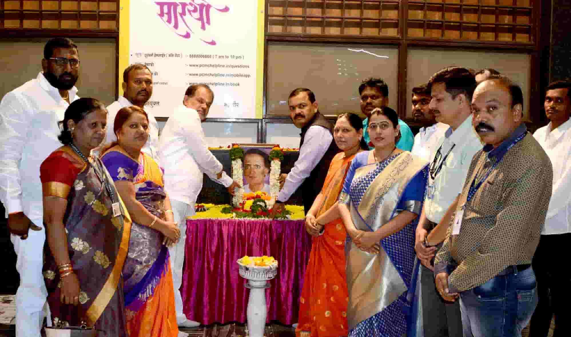 महानगरपालिकेच्या वतीने लोकशाहिर अण्णा भाऊ साठे यांच्या स्मृतीदिनानिमित्त अभिवादन 
