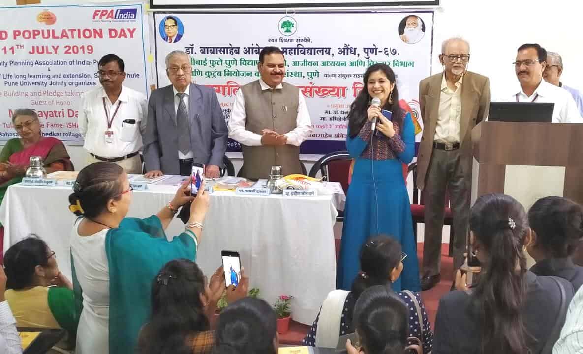 लोकसंख्या नियंत्रित झाल्यास कुटुंबाचा आणि पर्यायाने समाजाचा विकास होईल - डॉ. मुकुंद महाजन