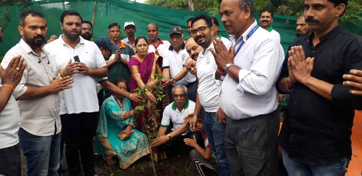 आकुर्डी रेल्वे स्टेशन परिसरात विविध सामाजिक संस्थांच्यावतीने ६० देशी झाडांचे वृक्षारोपण