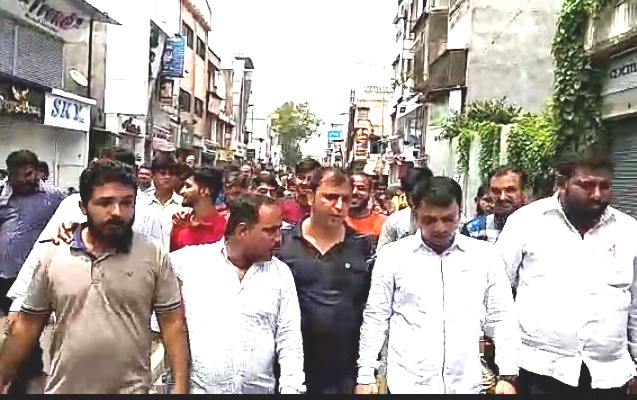 पिंपरीतील त्या घटनेचे तीव्र पडसाद; नगरसेवक शैलेश मोरेंच्या नेतृत्वाखाली झालेल्या बैठकीत सिंधी बांधवांचा आक्रोश  