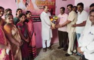 उद्धव ठाकरे यांच्या वाढदिवसानिमित्त मोरेवस्तीत शिक्षकांचा सत्कार