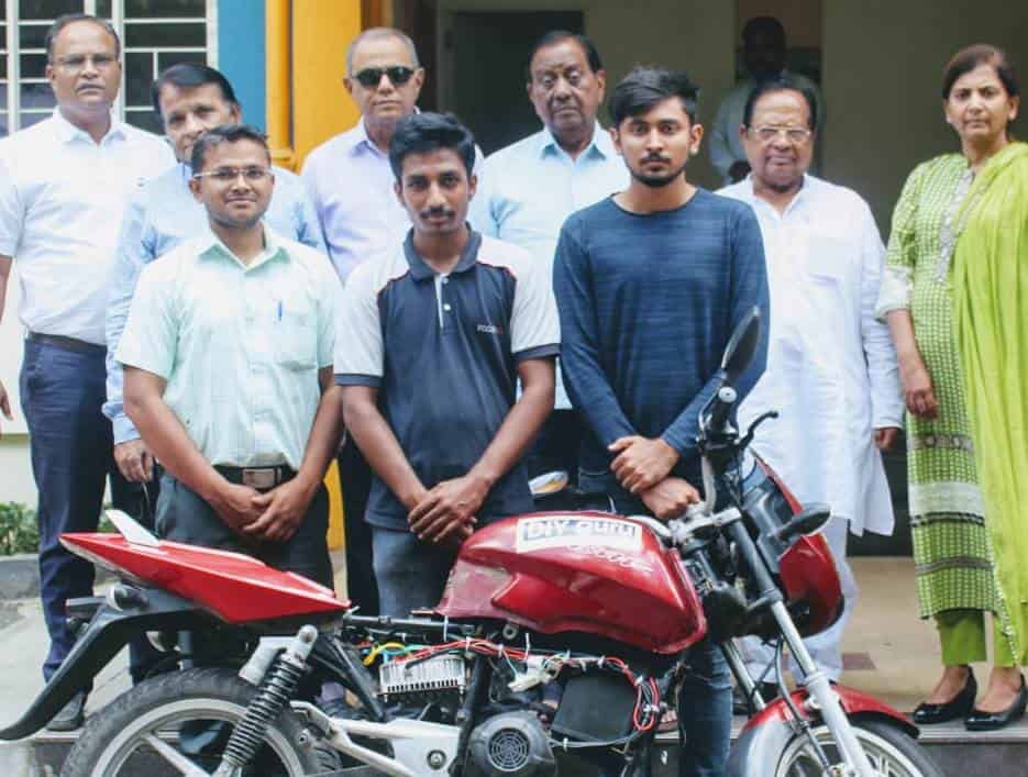 पीसीसीओईआरच्या विद्यार्थ्यांनी तयार केली इलेक्ट्रीक दुचाकी