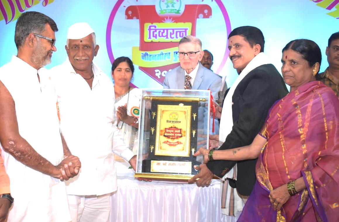 उद्योजक संतोष बारणे यांना ‘दिव्यरत्न जीवनगौरव पुरस्कार प्रदान