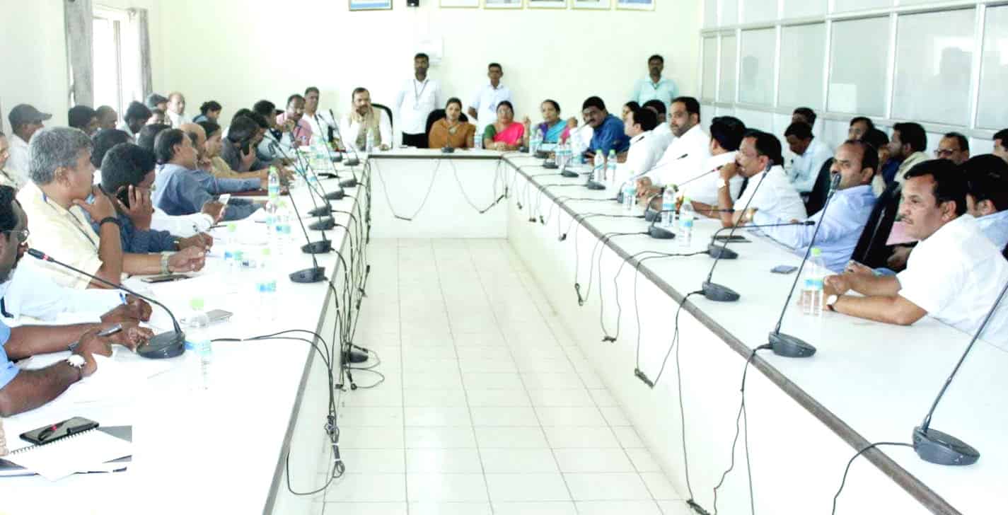 प्रभागात चुकीची पाणीपुरवठा पाईपलाइन टाकणा-या ठेकेदारांवर दंडात्मक कारवाई करावी - महापौर जाधव