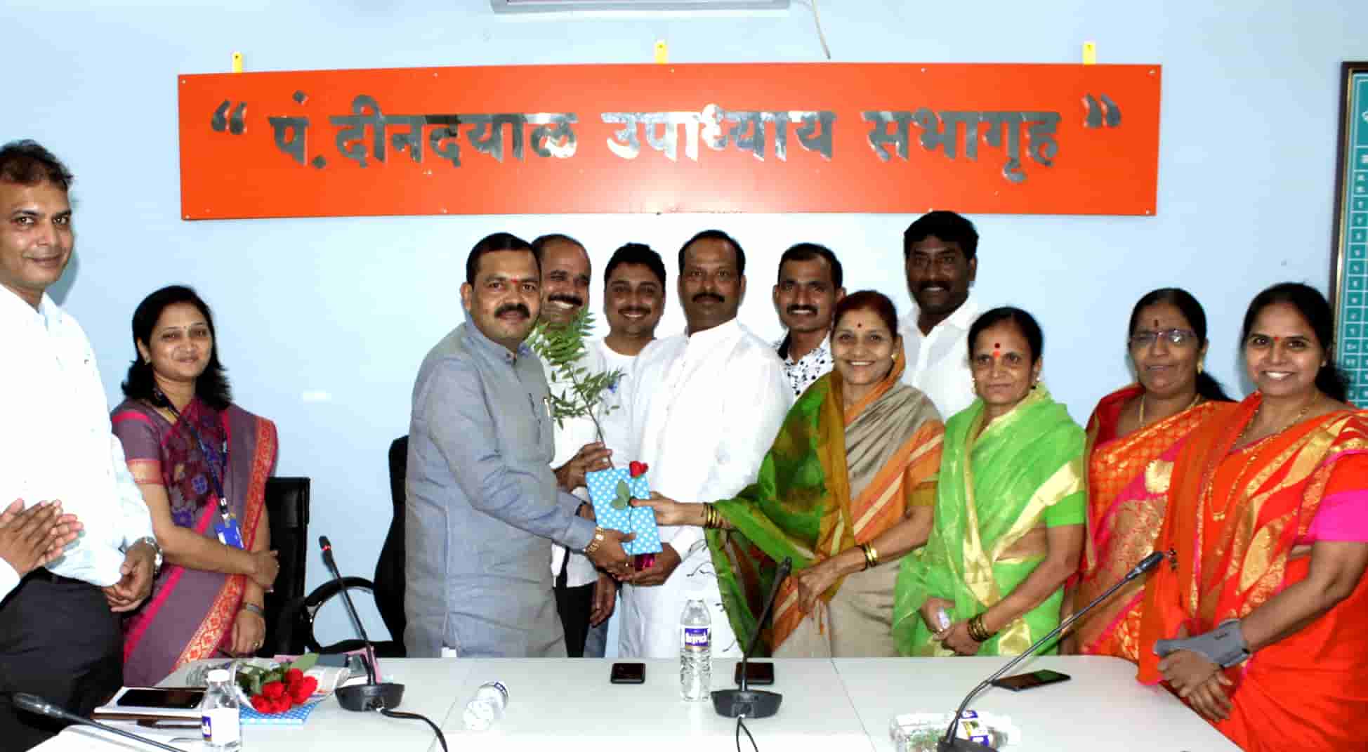 प्रभागातील झोपडपट्ट्यांमध्ये पावसाचे पाणी साचनार नाही याची काळजी घ्या; महापौरांच्या प्रशासनाला सूचना