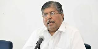 शहरातील साडेबारा टक्के जमीन परताव्यावरून पालकमंत्र्यांनी थेट मुख्यमंत्र्यावर साधला निशाना