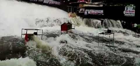 भुशी धरण परिसरात अडकलेल्या त्या तरुणांना वाचवण्यात पोलिसांना यश