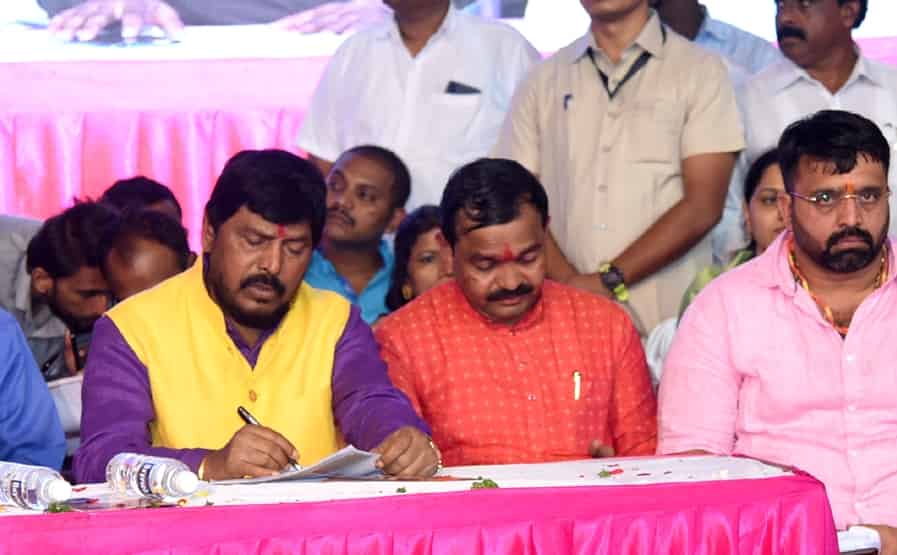 शरद पवार यांनी आपले कार्यकर्ते सांभाळावेत; राज्यमंत्री आठवले यांचा सल्ला