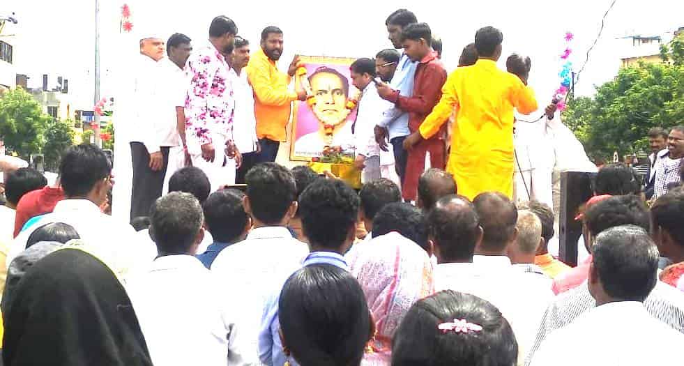 शिवशाही व्यापारी संघाच्या वतीने आण्णा भाऊ साठे जयंती उत्साहात साजरी