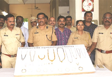 बारा तासाच्या आत चोरट्यांना १३ लाख ८२ हजारांच्या ऐवजासह चिंचवड पोलिसांनी केली अटक