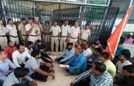 महापालिकेच्या द्वारावर वासरू सोडून बजरंग दलानं केलं अनोखं आंदोलन