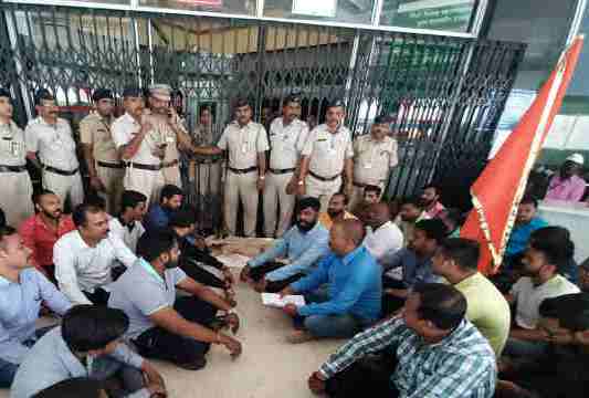 महापालिकेच्या द्वारावर वासरू सोडून बजरंग दलानं केलं अनोखं आंदोलन