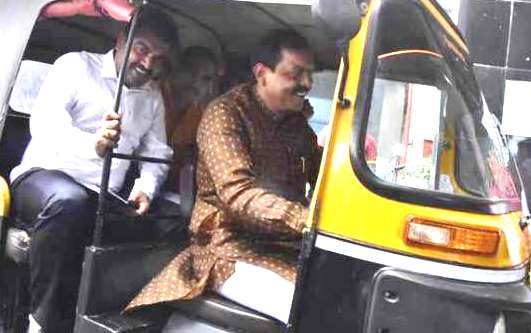 आचारसंहिता जाहीर होताच महापौरांनी केले सरकारी वाहन जमा; रिक्षाने प्रवास