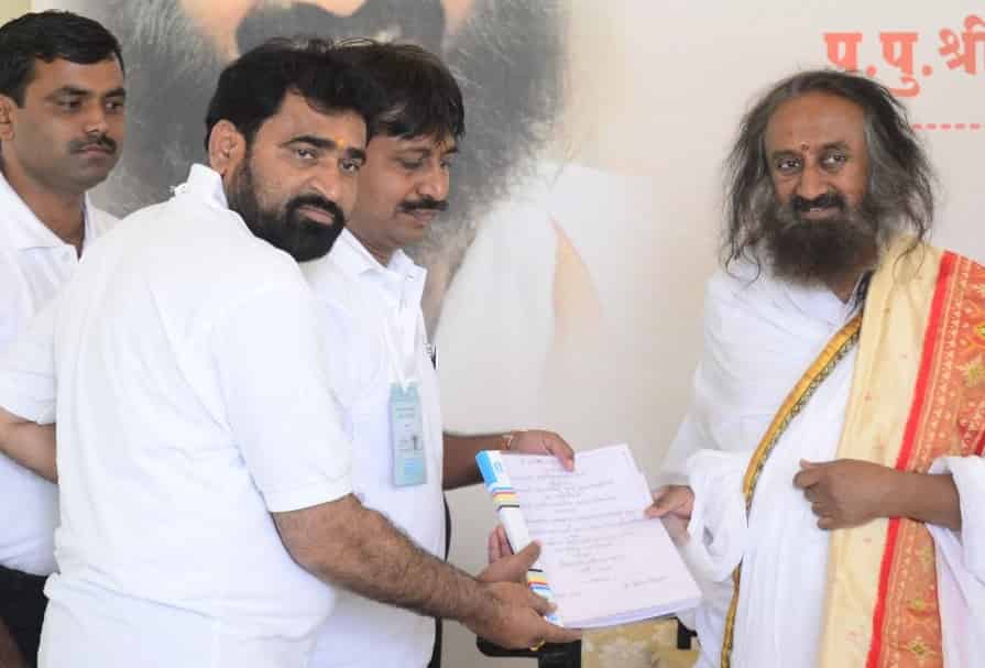 श्री. श्री. रविशंकर यांच्या हस्ते 'मोफत बियाने दान' अभियान संकल्प शुभारंभ
