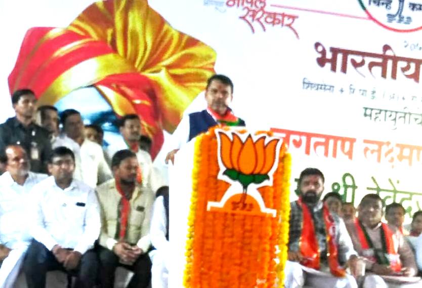शहरात २४ तास पाणी पुरवठ्यासाठी शेतकऱ्यांना विश्वासात घेऊन रखडलेली पाणीयोजना मार्गी लावू - मुख्यमंत्री