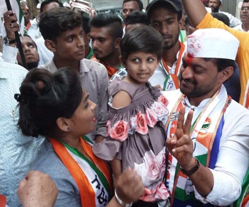 थोरा-मोठ्यांसह सुनिल अण्णांच्या स्वागताला बच्चापार्टीही सरसावली !