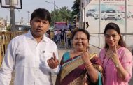 अण्णा भाऊ साठे महामंडळाचे अध्यक्ष  अमित गोरखे यांचे सहकुटुंब मतदान!