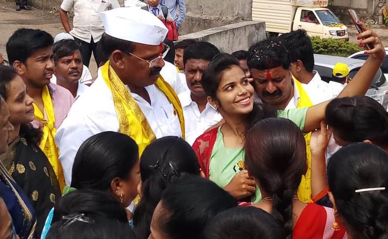 मोशी, डुडुळगावातील तरूणाईची सेल्फी वुईथ विलास लांडे