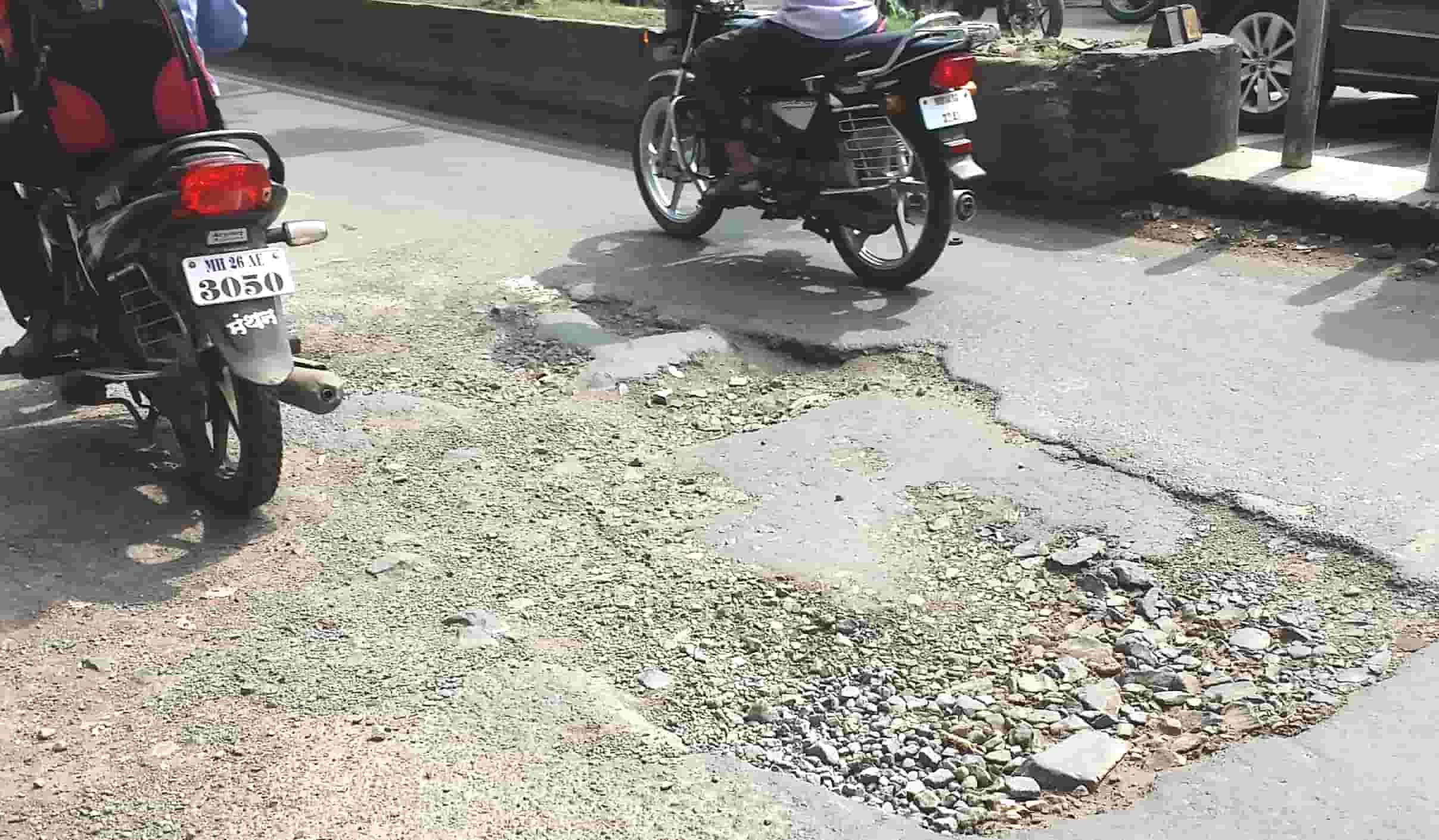 काळेवाडी पोलीस चौकीसमोरील तो खड्डा अपघातास निमंत्रण...