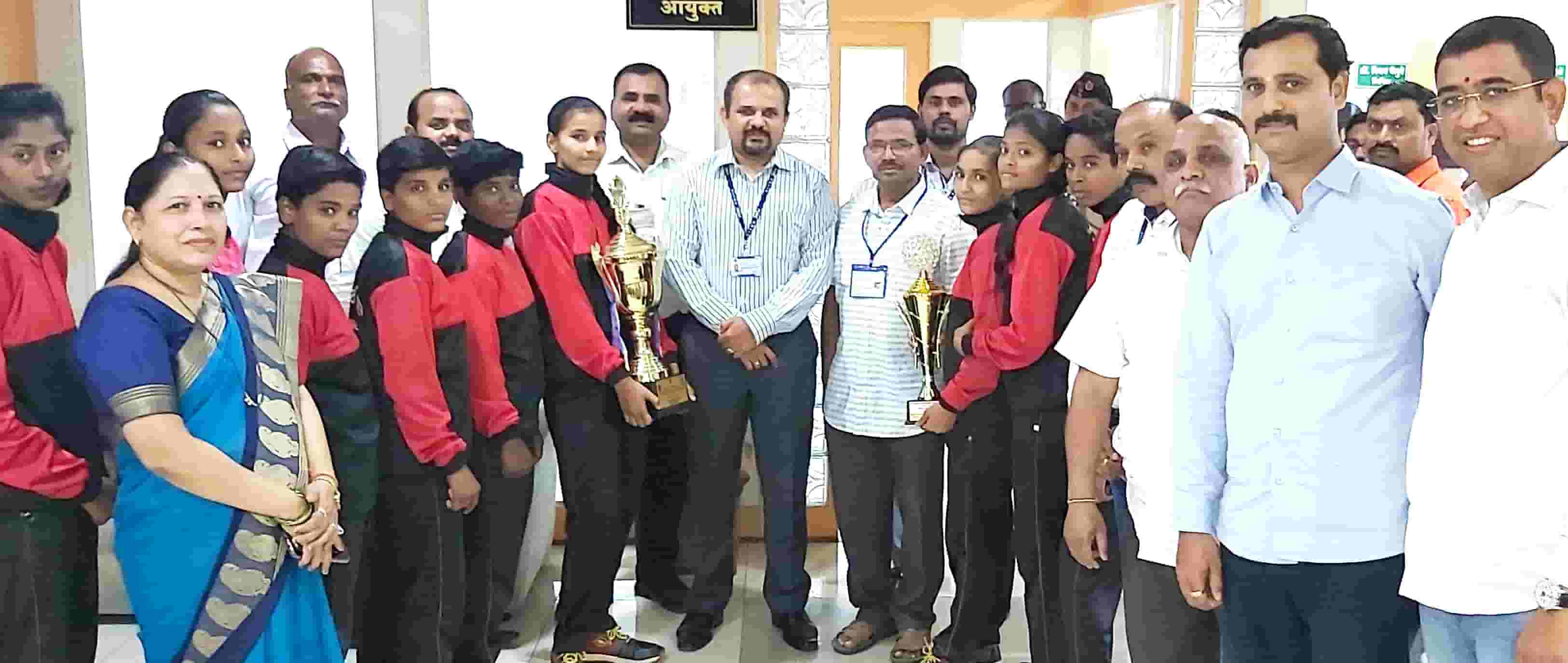मनपाच्या थेरगाव माध्यमिक विद्यालयाच्या मुलींच्या संघाचे आयुक्तांकडून अभिनंदन! 