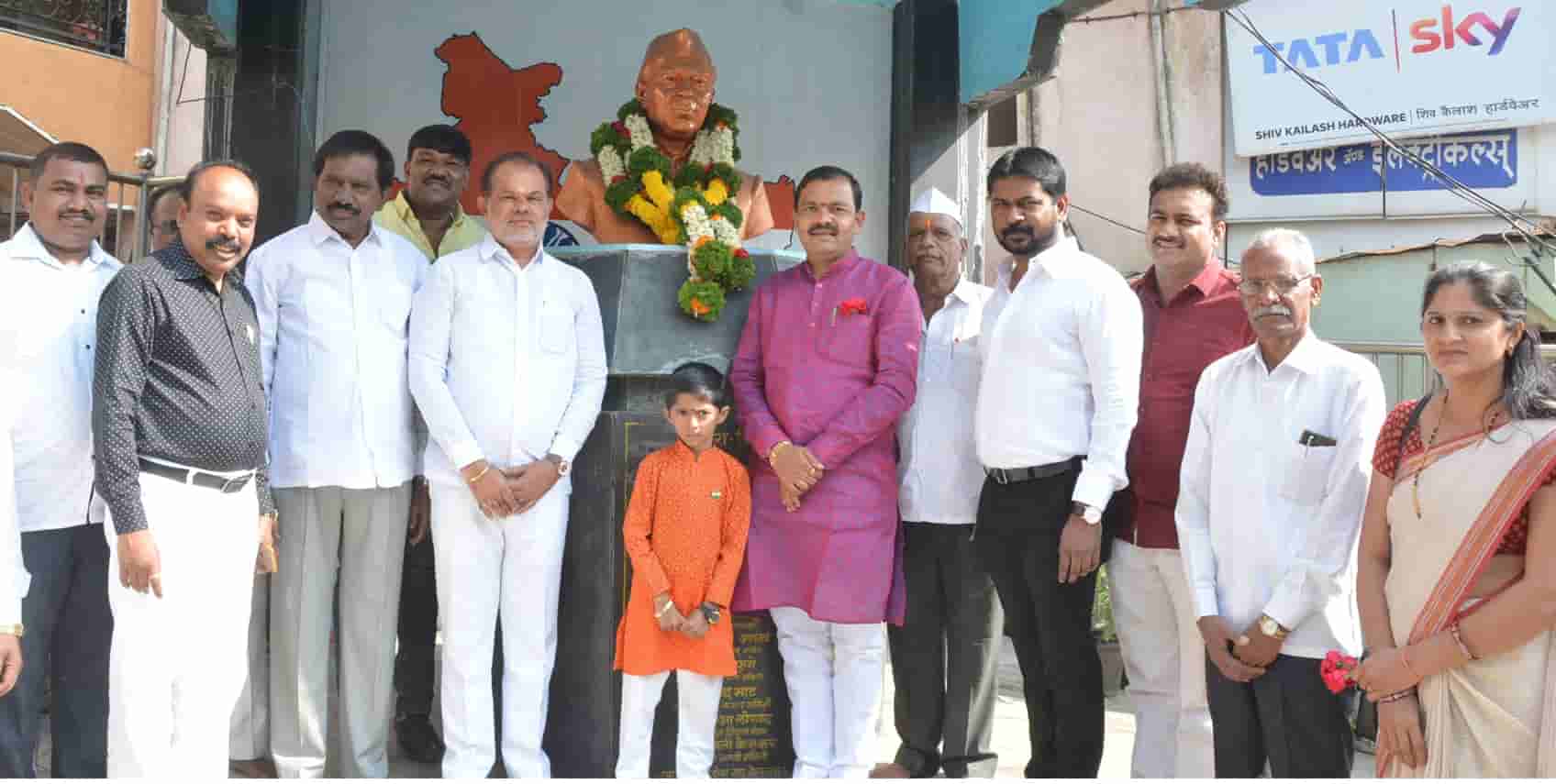 भारताचे पहिले पंतप्रधान दिवंगत पंडित जवाहरलाल नेहरु यांच्या जयंतीनिमित्त मनपाचे अभिवादन!