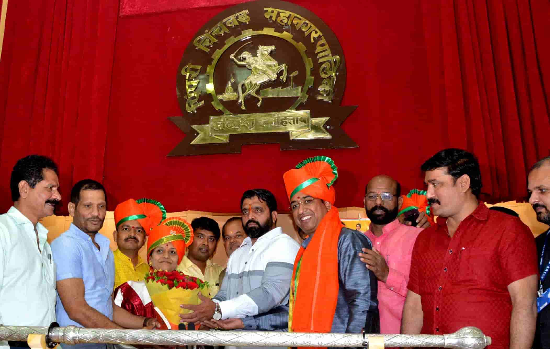 महापालिकेच्या महापौर निवडणुकीत उषा उर्फ माई ढोरे यांना ८१ तर स्वाती उर्फ माई काटे यांना ४१ मते...