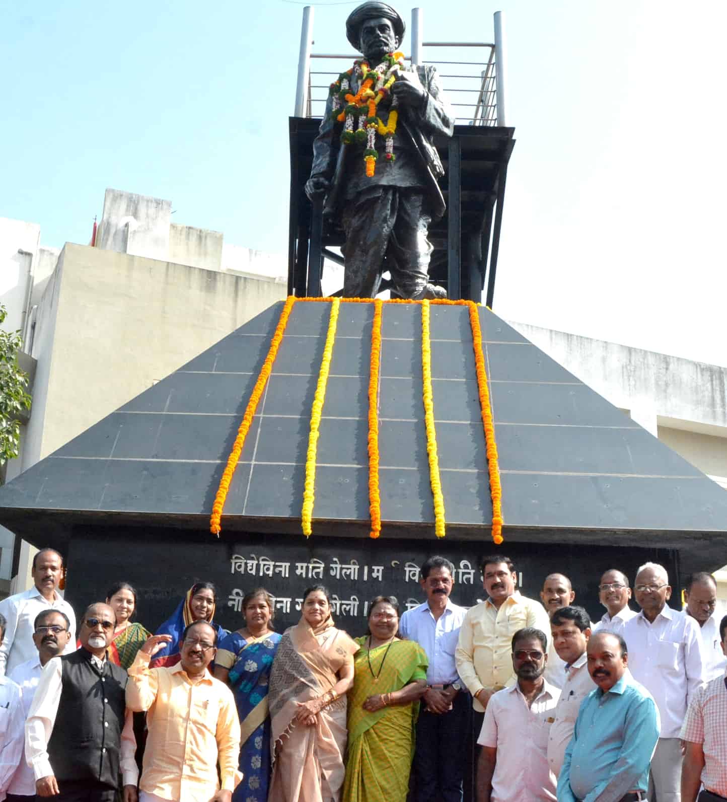 महानगरपालिकेच्या वतीने महात्मा ज्योतिराव फुले यांच्या स्मृती दिनानिमित्त अभिवादन...