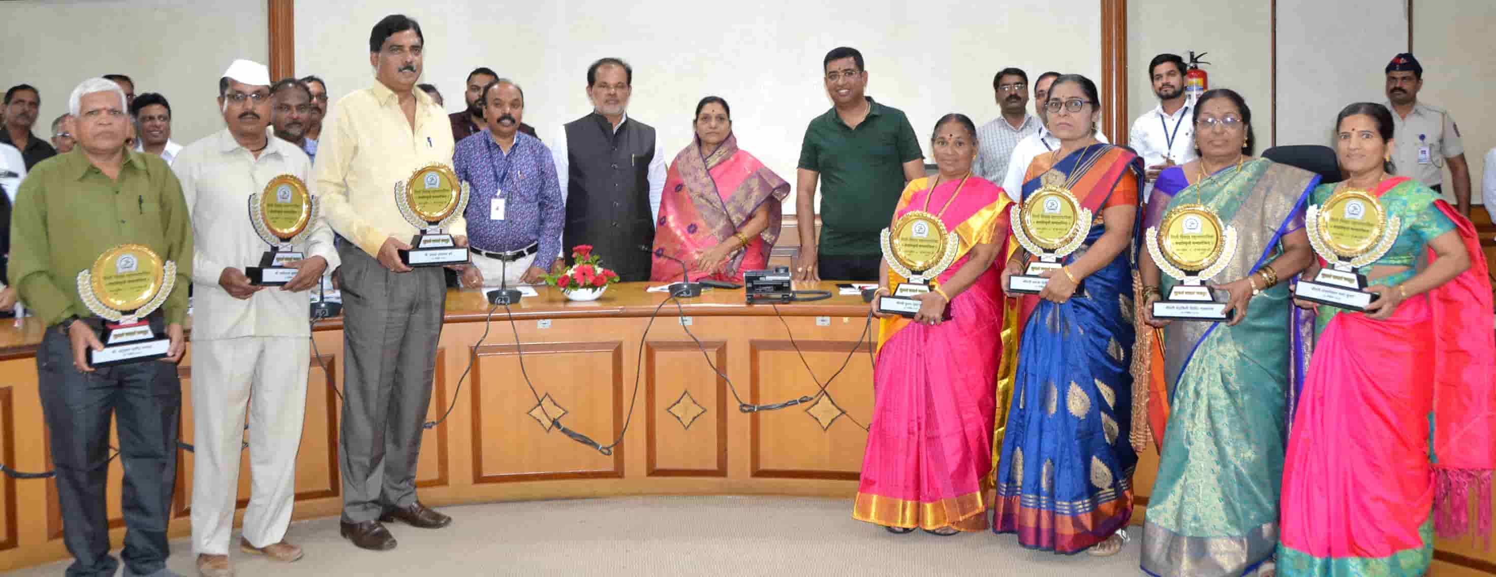 सेवेतून निवृत्त होणा-या कर्माचा-यांना कुटुंबीयांनी सन्मानपूर्वक वागणूक द्यावी - महापौर उषा ढोरे