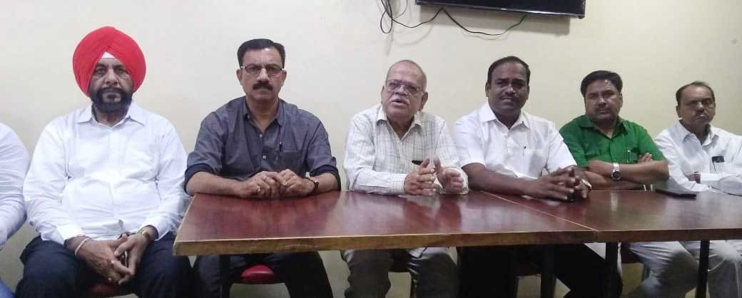 अर्थव्यवस्था सुरळीत करण्यास केंद्र सरकार अपयशी - रत्नाकर महाजन