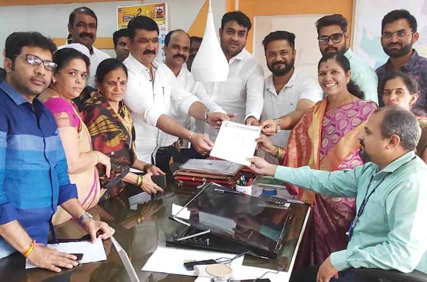 चक्क... रावेत येथील नदीपात्रात कचऱ्याच्या तीन ते चार गाड्या कचरा टाकताना आढळल्या...