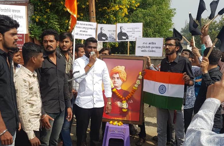 दिल्लीतील JNU विद्यापीठातील स्वामी विवेकानंदांच्या पुतळ्याच्या विटंबनेचा विहिंप, बजरंग दलाच्या वतीने निषेध...