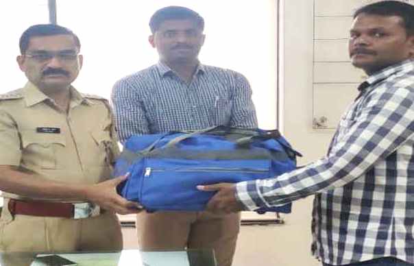 वाकड पोलिसांची तत्परता, प्रवाशाला ७० हजार रुपयाची रोख रक्कम केली परत....