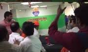 शिवसैनिकांचा संयम सुटला; शेतकऱ्यांचे पीक विम्याचे पैसे न दिल्याने पुण्यात विमा कंपनीचे कार्यालयच फोडले...