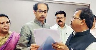 शहरातील पाणीसमस्या व एसआरए प्रकल्पाबाबत मा. आ. चाबुकस्वार यांचे मुख्यमंत्र्यांना निवेदन...