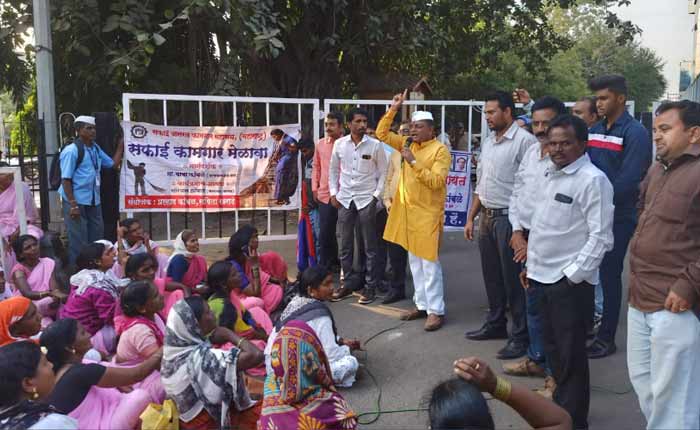 साफसफाई महिला कर्मचाऱ्यांचा कष्टकऱ्यांचे नेते बाबा कांबळे यांच्या नेतृत्वाखाली महापालिका मुख्यालयावर मोर्चा...