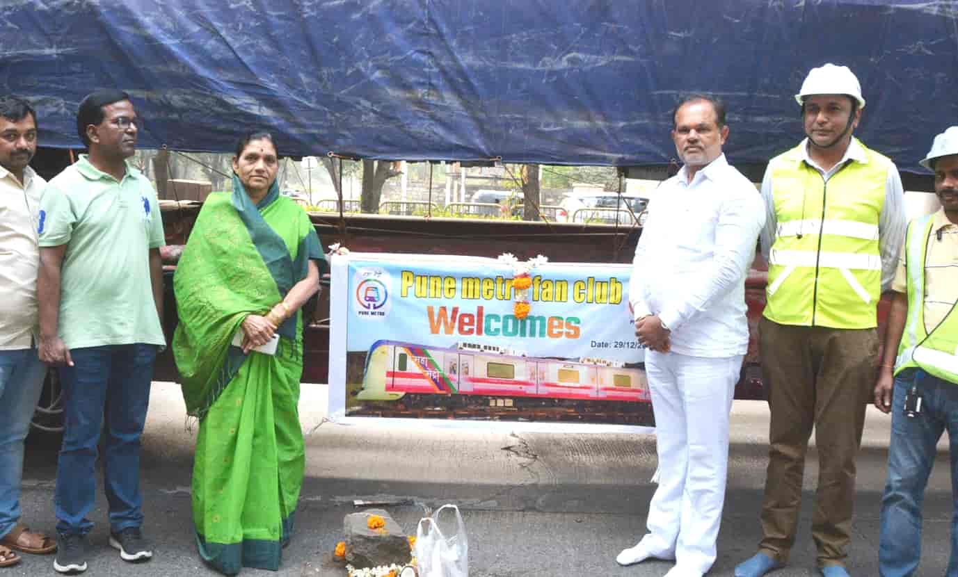 मेट्रोच्या बोगी शहरात दाखल; महापौर ढोरे व सभापती मडिगेरींनी केले स्वागत...