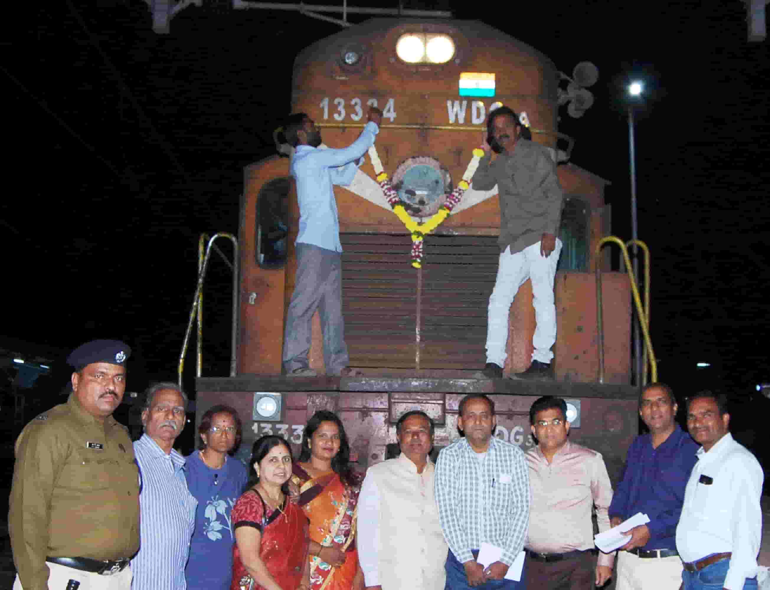 चिंचवड रेल्वे स्थानकावर एर्नाकुलम, बलसाड, करमाला गाडीला दररोजचा थांबा द्या; प्रवाशांची मागणी...