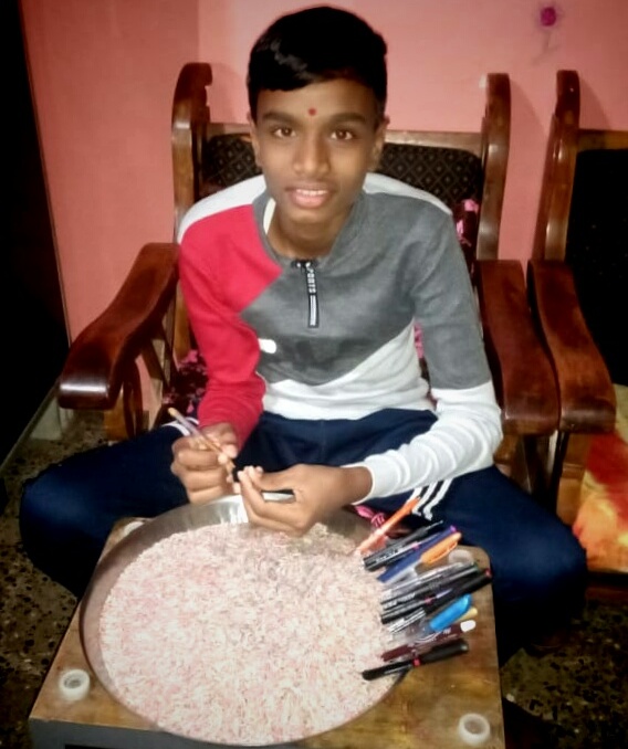 दुर्बिणीशिवाय तांदळाच्या लाखो दाण्यांवर त्याने लिहिले राम नाम
