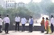आंबी येथील कोसळलेल्या पुलाची मावळचे आमदार शेळके यांच्या बंधुंकडून पाहणी...